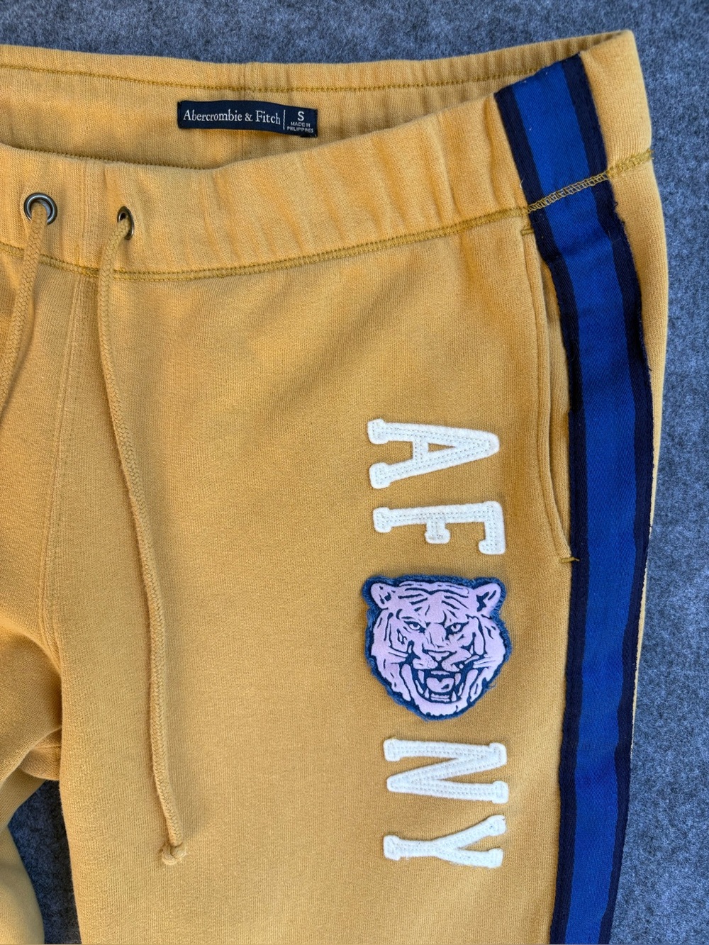 Abercrombie & Fitch Women Cuffed S Sweatpants Tiger Patch Gold Preppy Athleisure